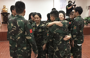 人生不易，要學(xué)會(huì)贊美他人！